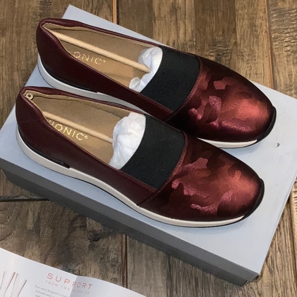 NWOT or box Vionic cosmic cameo casual flats in wine. Size 9.